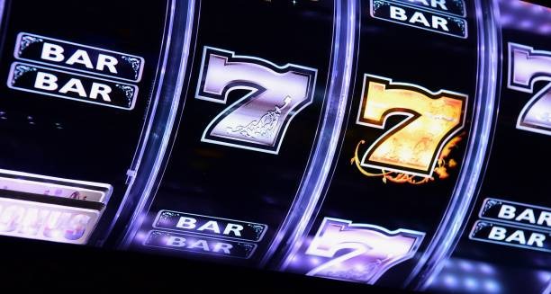 Desktop browser showing maluku4d web interface with live games and payment options